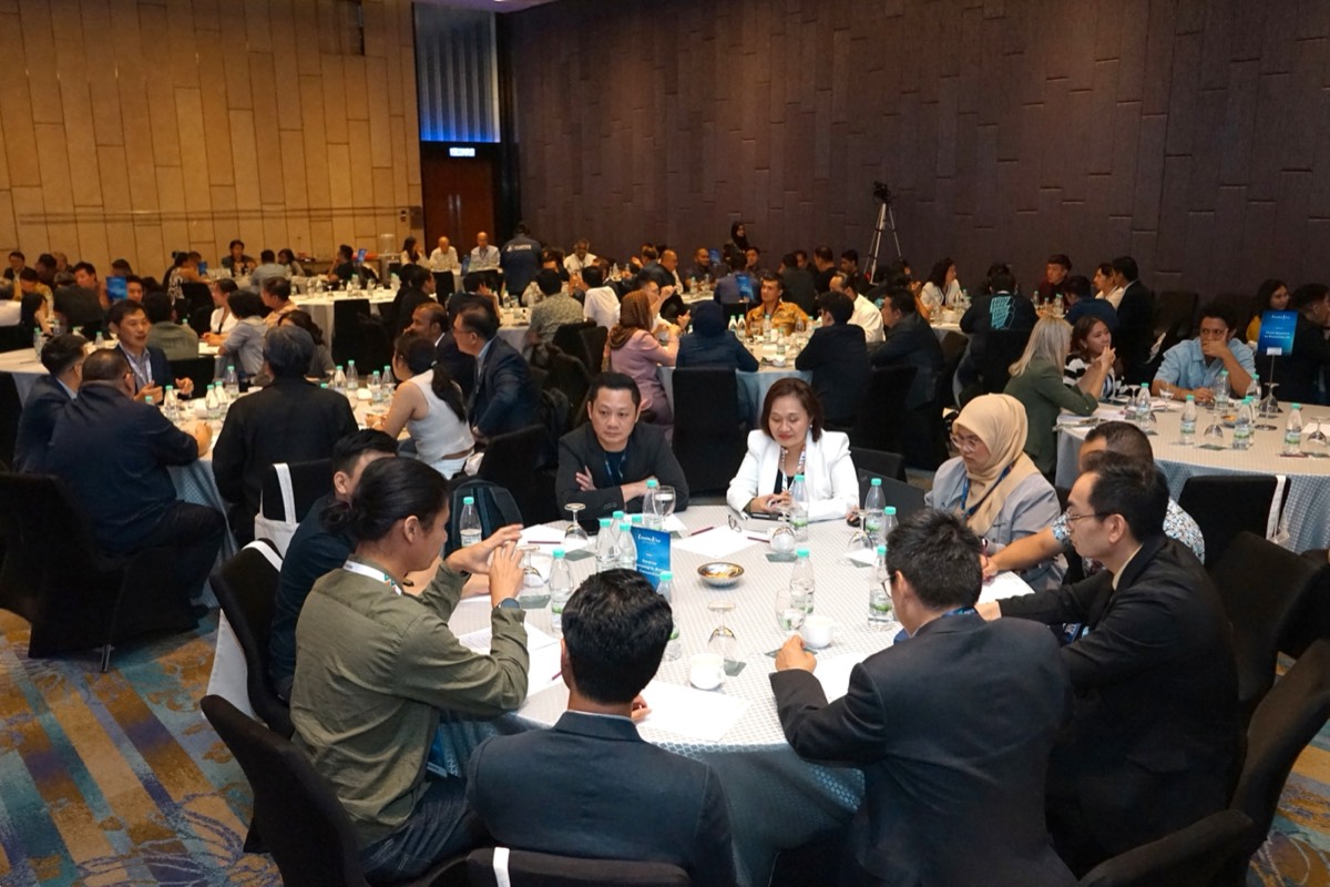Delegates at roundtables in the ballroom at ConverXion 2025